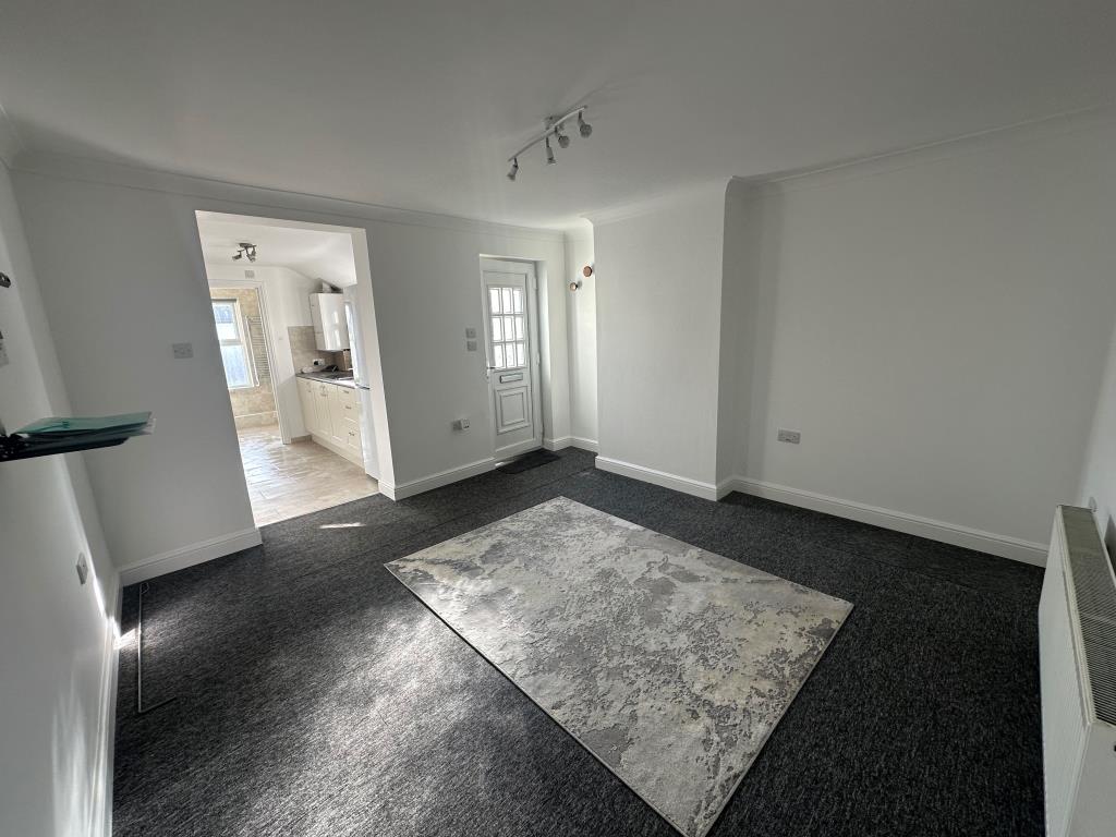 Lot: 69 - SHOP FOR INVESTMENT WITH WELL PRESENTED VACANT FLAT - Living room